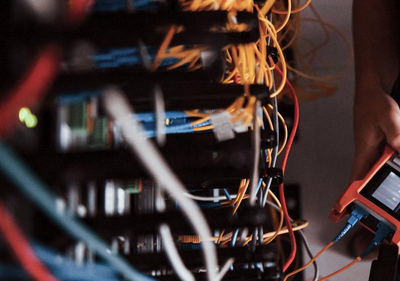 Jak szybko można uzyskać wsparcie techniczne w SERV4B w ramach hostingu Wapro ERP?