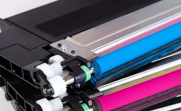 Jak producent tonerów wpływa na jakość wydruku i powtarzalność efektów w firmie?