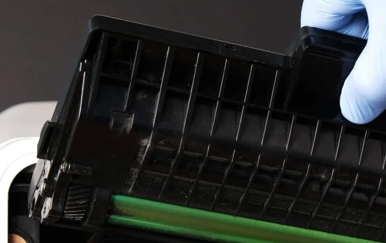 Jak producent tonerów kontroluje gęstość czerni i jednolitość wypełnień na wydrukach?