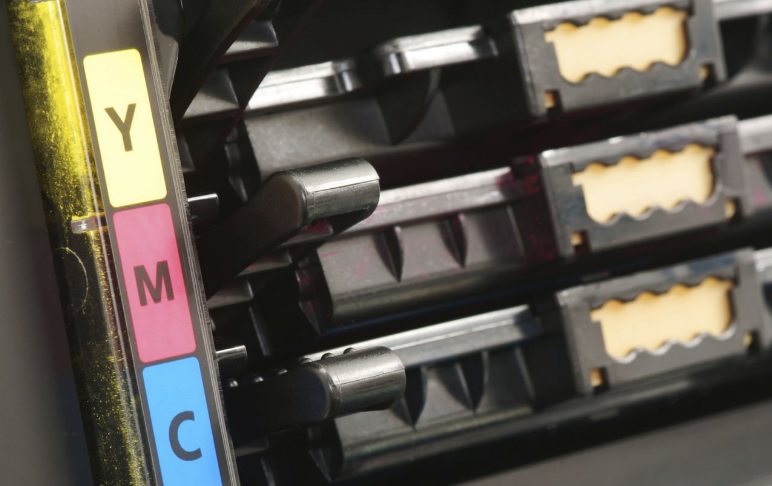 Jak producent tonerów wpływa na ryzyko błędów komunikatów „brak tonera” lub „niezgodny wkład”?