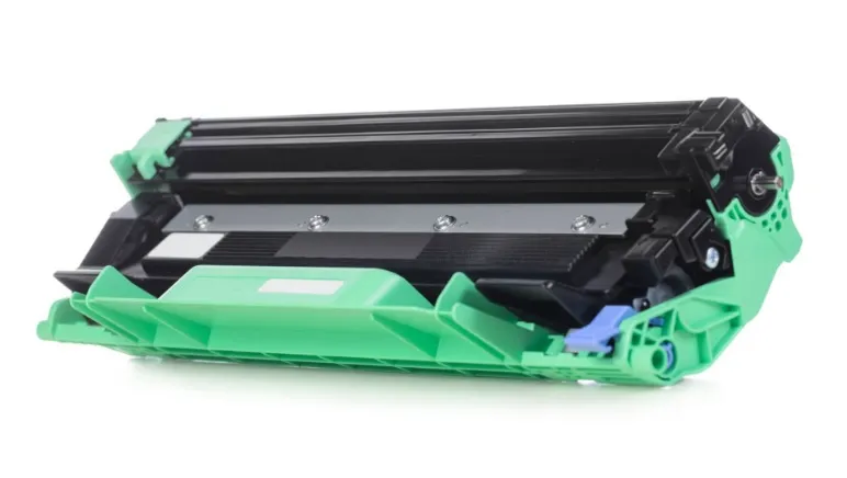 Jak producent tonerów zapewnia powtarzalność partii i co robi, gdy parametry „uciekają”?